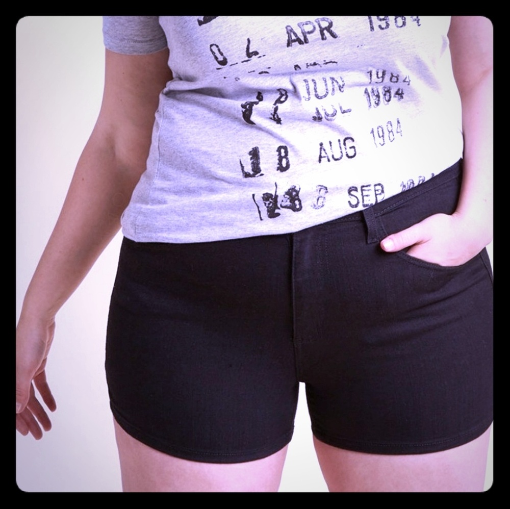 👀High Waisted 👀Black Denim Shorts